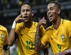 世界杯赛场上，球员们团结奋斗争取胜利